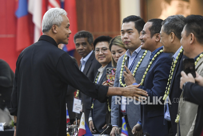 Ganjar’s Campaign Clothing Design: Many Admire Me Wearing Black attire