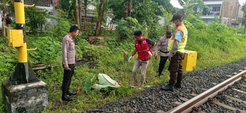 Seorang Wanita dengan Sengaja Menabrakkan Diri ke Kereta Dekat Purwosari Solo