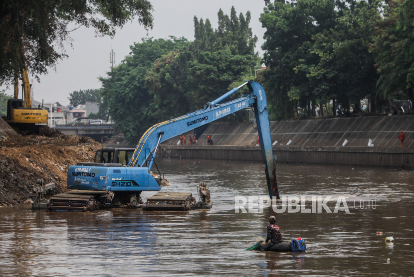 Pemprov DKI Mengerahkan 240 Alat Berat untuk Membersihkan Lumpur di Berbagai Sungai