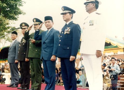 Kepemimpinan Letnan Jenderal TNI (Purn) Yogie Suardi Memet” dalam Bahasa Indonesia dapat ditulis ulang menjadi “Leadership of Lieutenant General TNI (Ret.) Yogie Suardi Memet