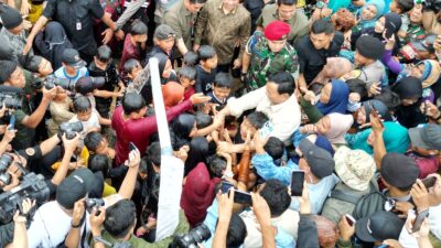 Prabowo Menikmati Momen Bahagia Bermain Air Bersama Anak-Anak Saat Meresmikan 9 Titik Air di Sukabumi