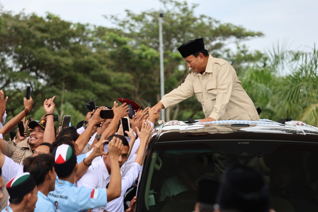 Prabowo Bersama Warga dan Relawan Ngopi di Kedai Kopi Aceh: Sensasinya Luar Biasa!