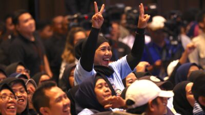 Prabowo Dibuat Terharu oleh Antusiasme Emak-Emak Relawan di Bandung yang Jabat Erat Tangannya