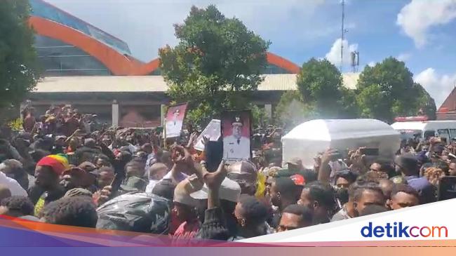 Warga di Jayapura Mengarak Jenazah Lukas Enembe ke Tempat Persemayaman