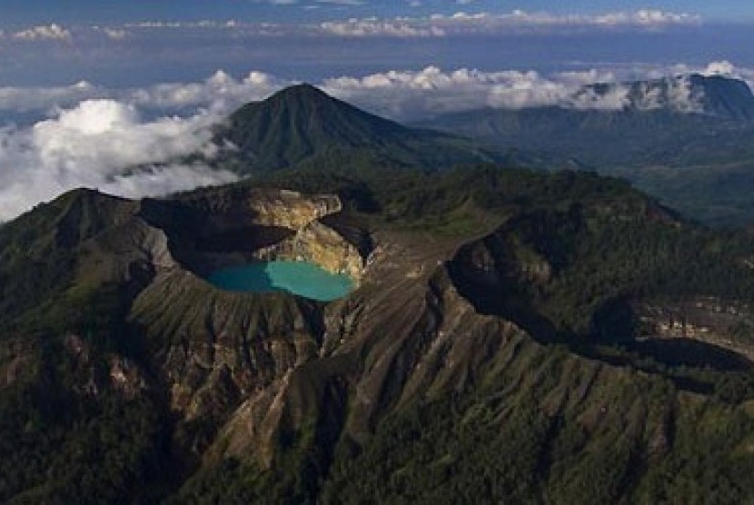 Gunung Lewotobi Laki-Laki Melemparkan Abu Vulkanis hingga Ketinggian 1.000 Meter