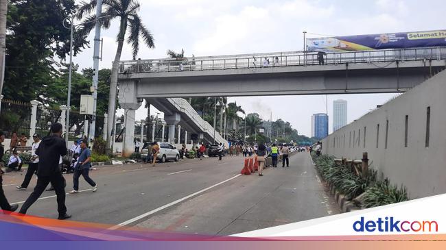 Massa Apdesi di Depan DPR Dibubarkan, Jalan Gatot Subroto Kembali Dibuka