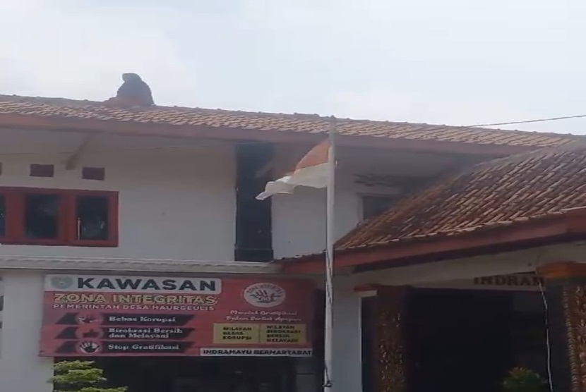 Wah, Wanita Ini Berani Naik dan Menari di Atap Balai Desa di Indramayu