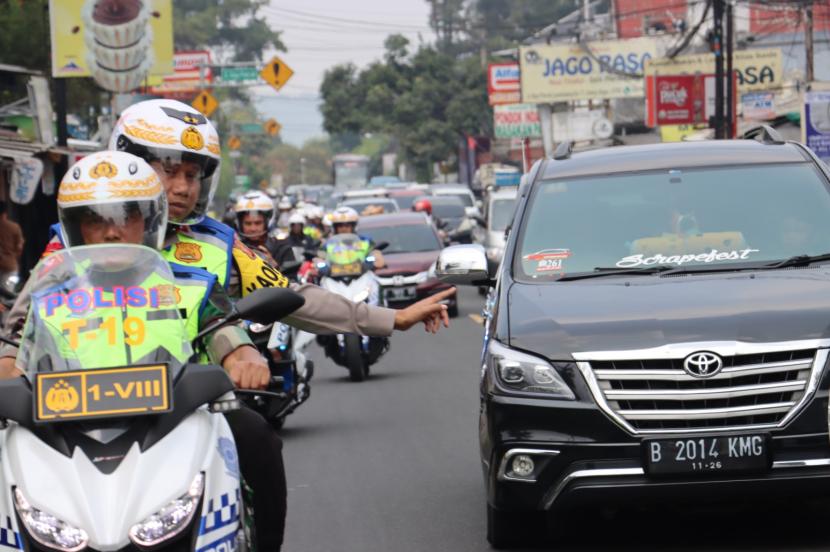 Pangdam dan Kapolda Jabar Melakukan Cek Jalur Puncak dengan Boncengan