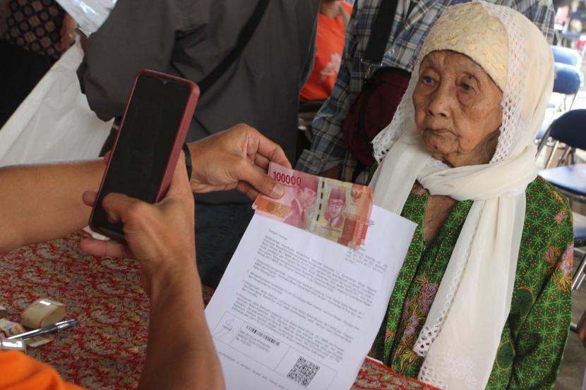 Klarifikasi Dinsos Kabupaten Semarang tentang Video Viral Pertukaran Paket Makanan Lansia