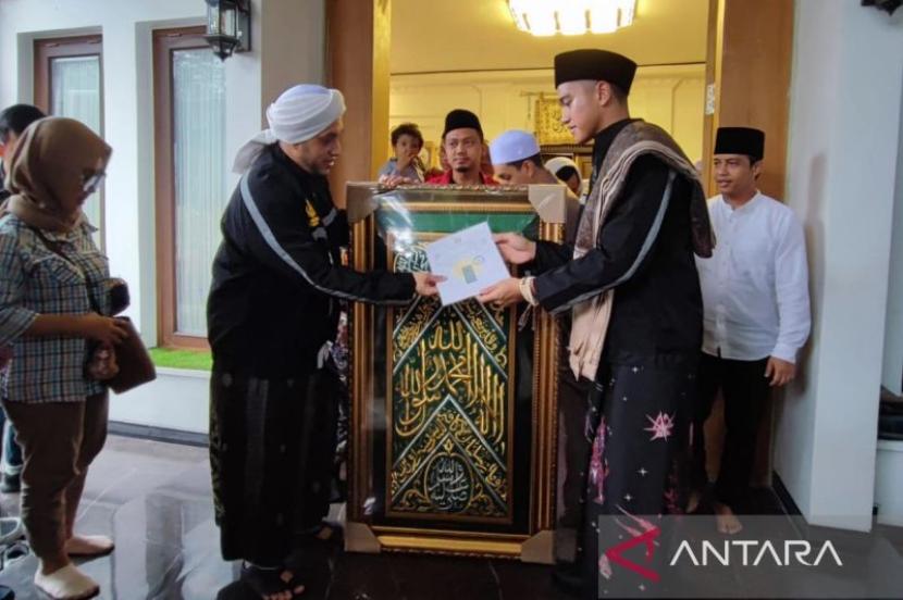 Kain Penutup Makam Rasul Diberikan kepada Presiden Jokowi oleh Kaesang