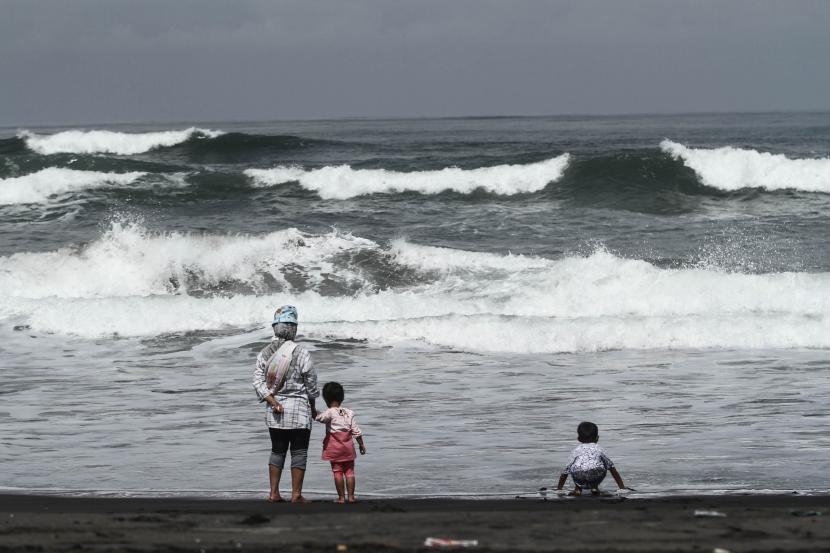 Ingat, Pengunjung Dilarang Berenang di Pantai Ini