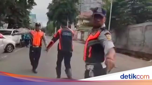 Legislator DKI Menyatakan Pertanyaan Tentang Wewenang Dishub dalam Melakukan Cegatan Mobil dan Penanganan Mobil yang Nempel di Jalan Kap