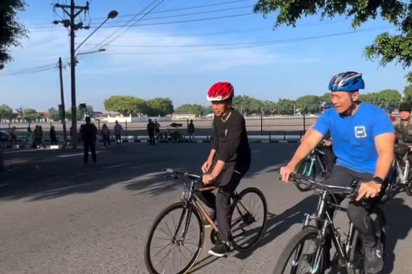 Presiden Jokowi Bersepeda Bersama AHY Menjelajahi Yogyakarta