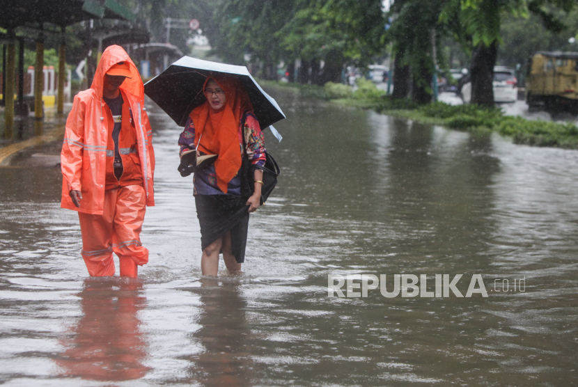 Hujan dan Petir Siap Mewarnai Beberapa Wilayah di Jakarta