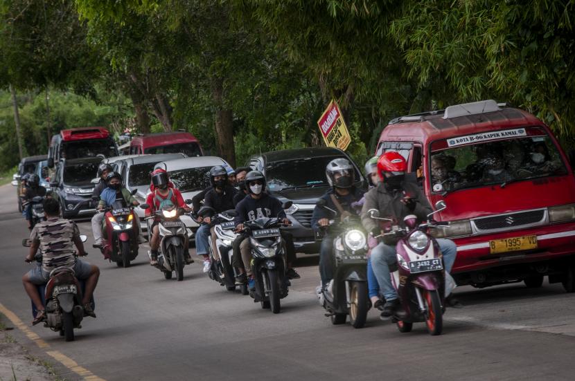 One Way Rule Enforced by Police at Anyer Beach Tourist Area