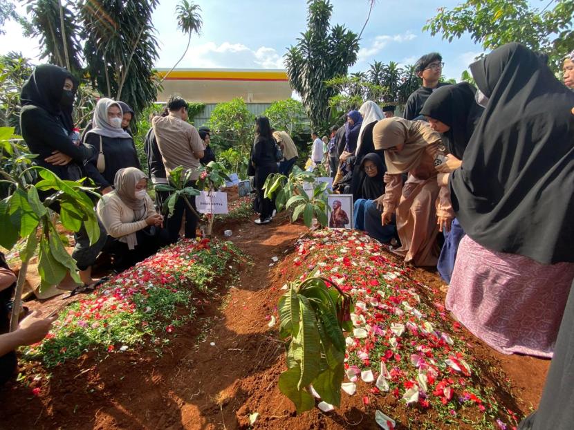 Siswa Meliputi Makam Setelah Pemakaman Jenazah Kecelakaan di SMK Lingga Kencana Dipenuhi