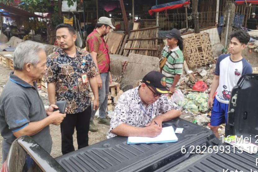 Warga yang Membuang Sampah Melebihi Batas Waktu di TPS Pasar Minggu Akan Didenda