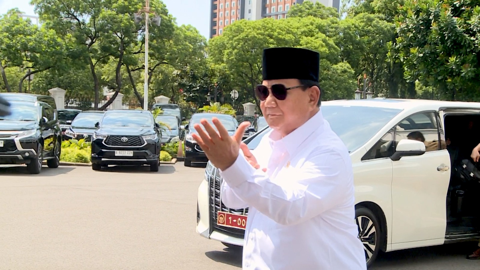 Fit After Leg Surgery, Prabowo Subianto Jogs Lightly and Strikes a Silat Pose at the Presidential Palace