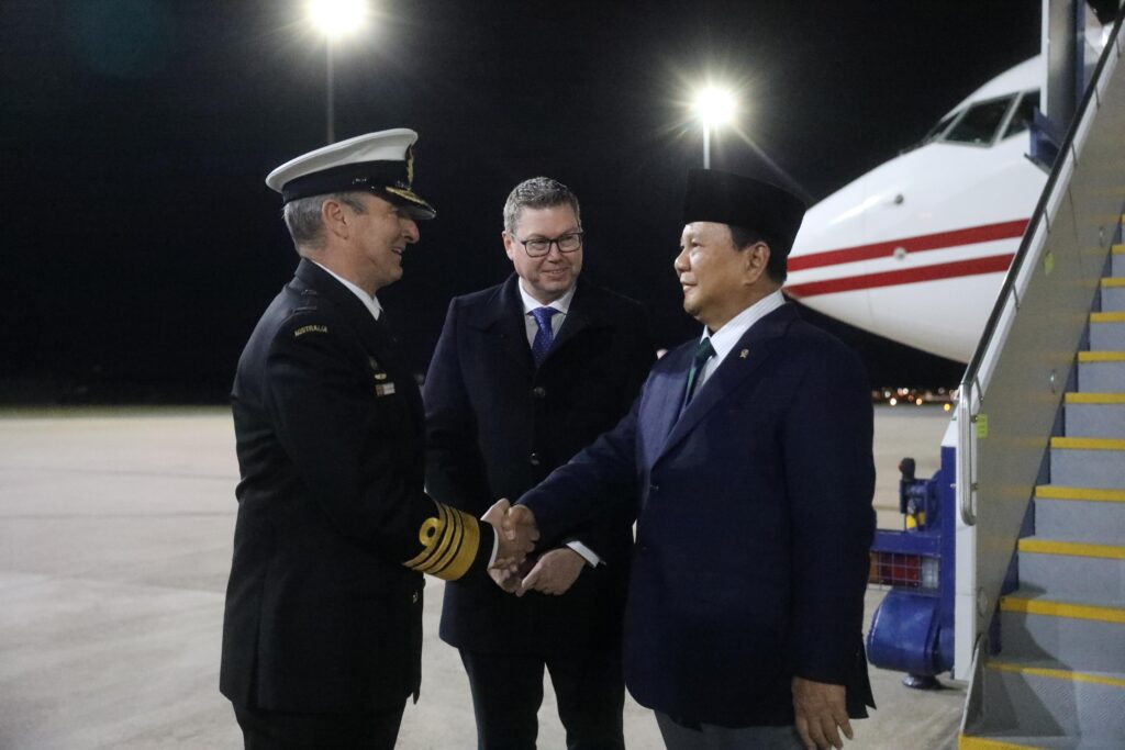 Prabowo Subianto Arrives in Canberra for Official Visit, Greeted with Honorary Guard