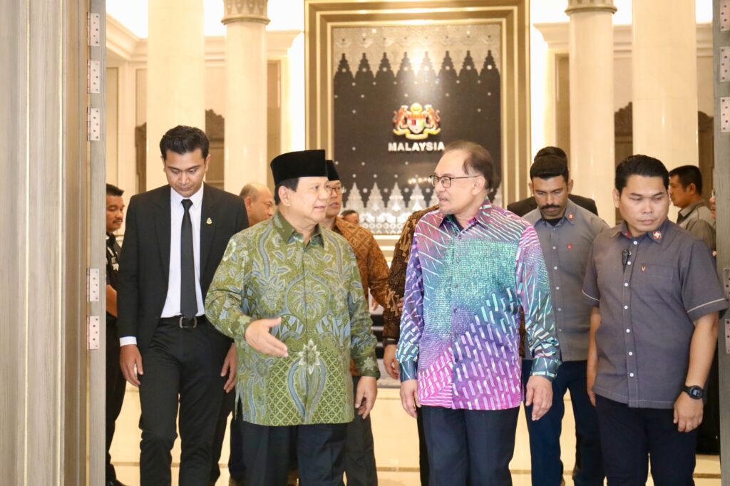 Two Longtime Friends Reunite, Prabowo Subianto Invites Anwar Ibrahim to His Inauguration